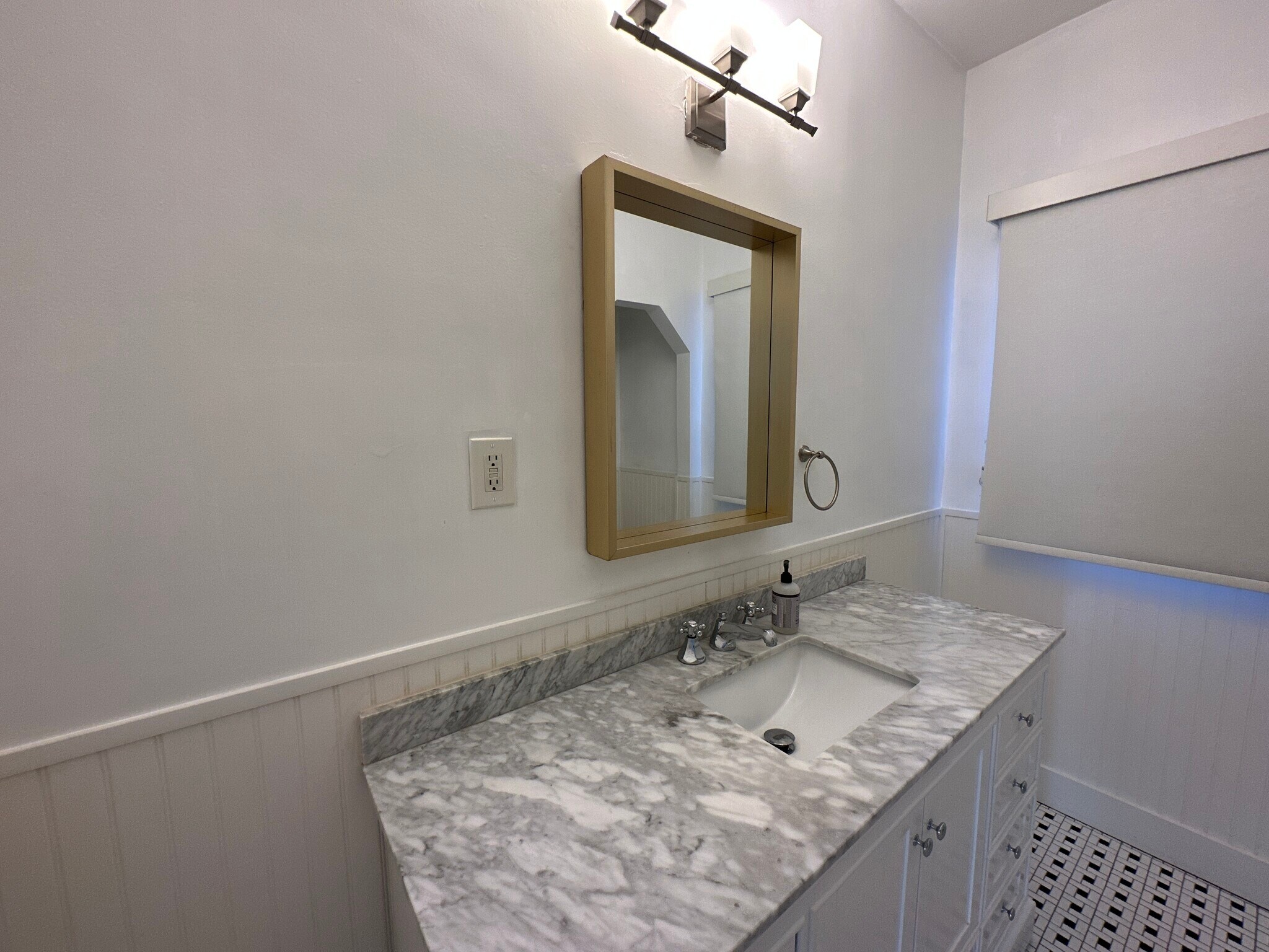 Building Photo - 1600 N Stanley Ave