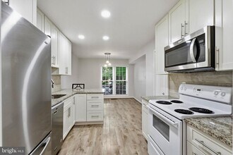 Building Photo - 11741 N Shore Dr