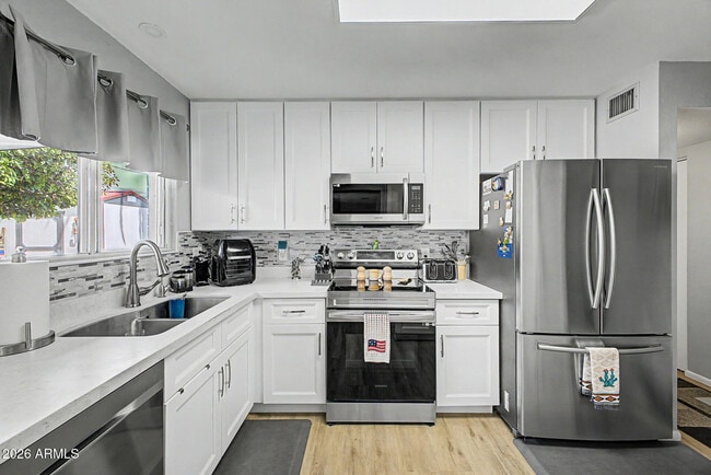 Building Photo - 410 N 56th Pl