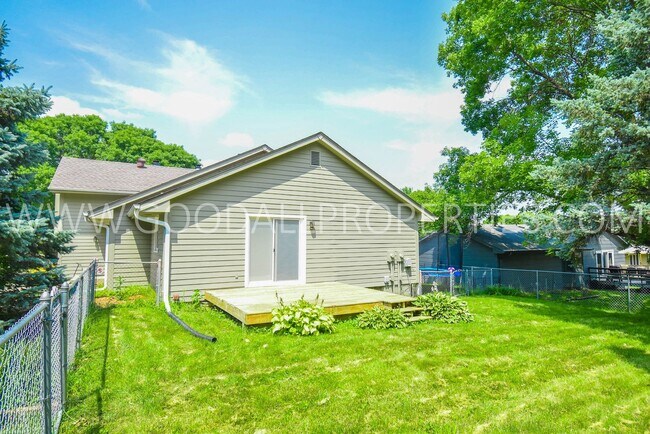 Building Photo - 2 Bedroom + Flex Rm/2 Bath Duplex with Garage