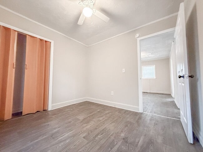 Building Photo - 3 Bed 1 Bath Single-Family Home - Big Yard!