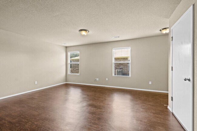 Building Photo - Beautiful and Spacious Home!