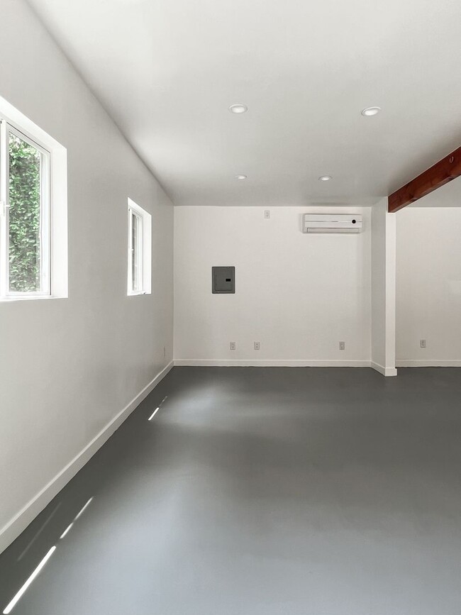 Building Photo - 035