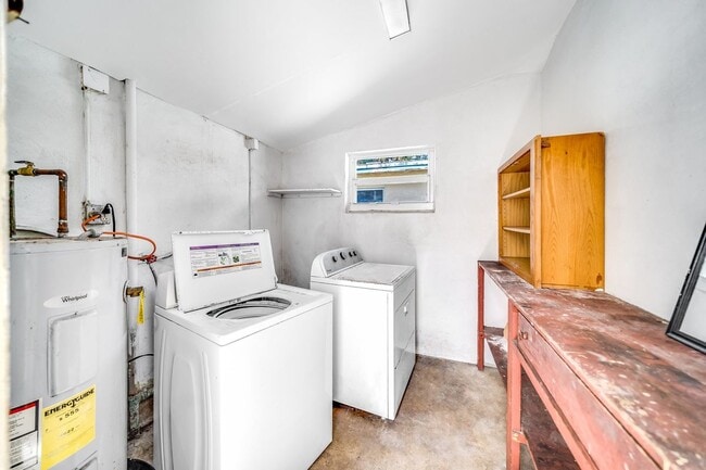 Building Photo - 209 SW 18th Ave