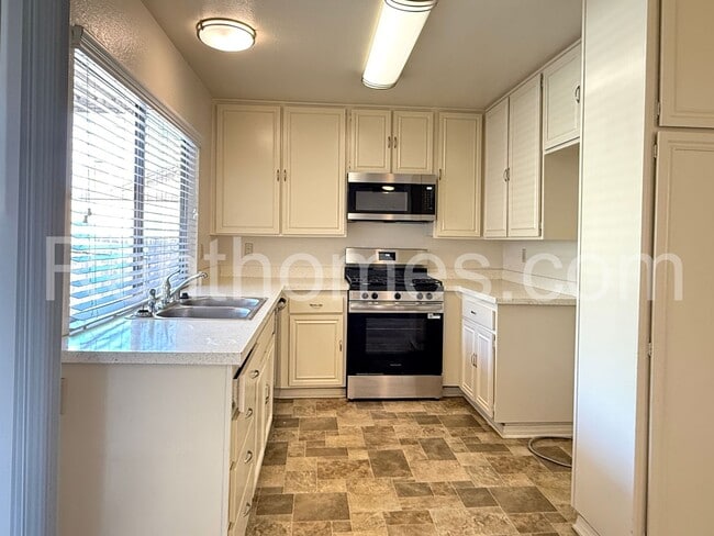 Building Photo - 1553 Palomar Dr