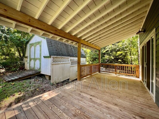 Building Photo - 10-10 Riverview Dr
