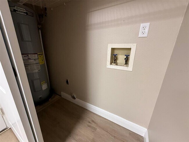 Building Photo - 3111 Riverside Dr