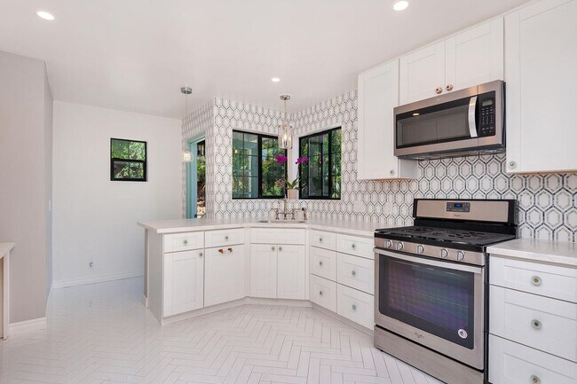 Building Photo - Beautifully renovated upstairs unit in South Mission Hills!  A MUST-SEE!