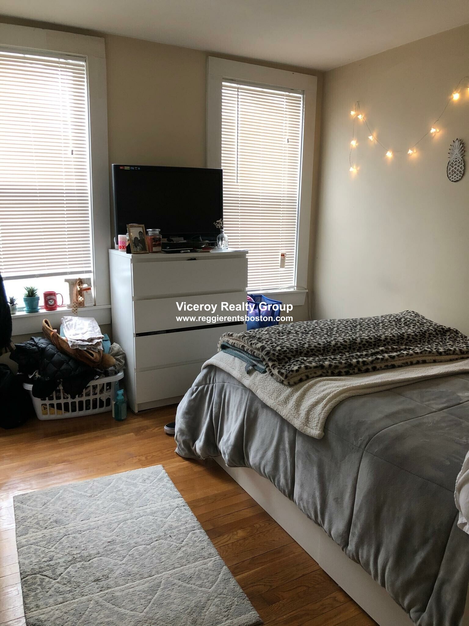 Building Photo - 861 E 1st St