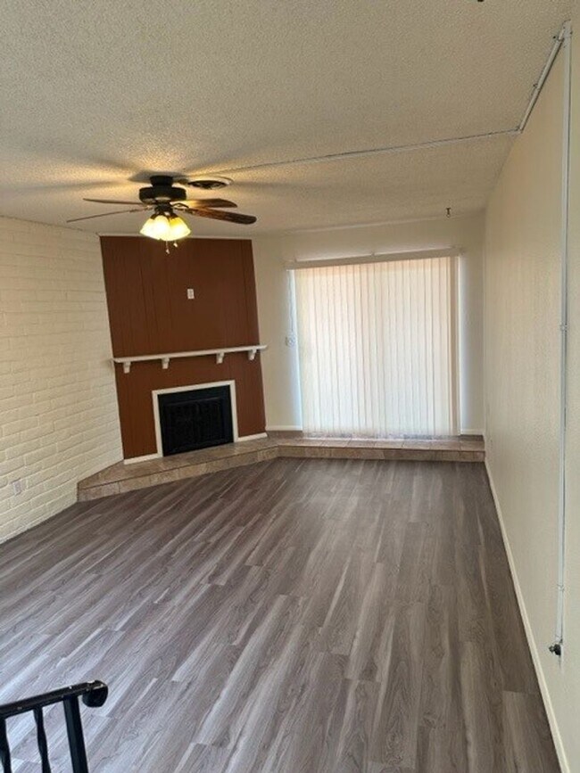 Building Photo - 2 Bed, 2 Bath Townhome