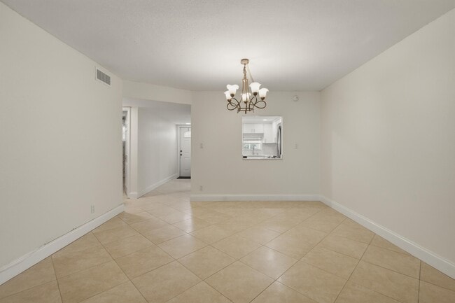 Building Photo - 681 S Hollybrook Dr