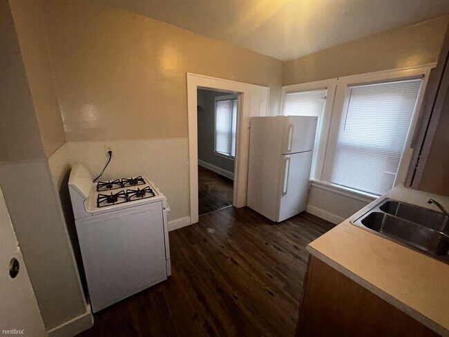 Building Photo - 2 br, 1 bath Duplex - 390 East 162nd Stree...