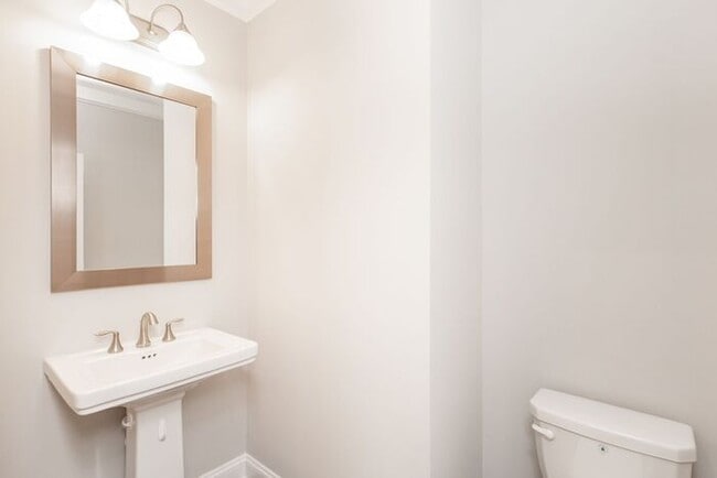 Building Photo - 3 story townhome in a great location in Chamblee