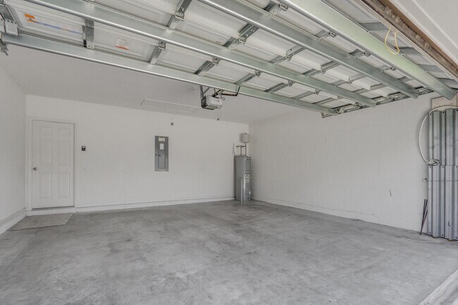 Building Photo - 2550 SE Rock Springs Dr