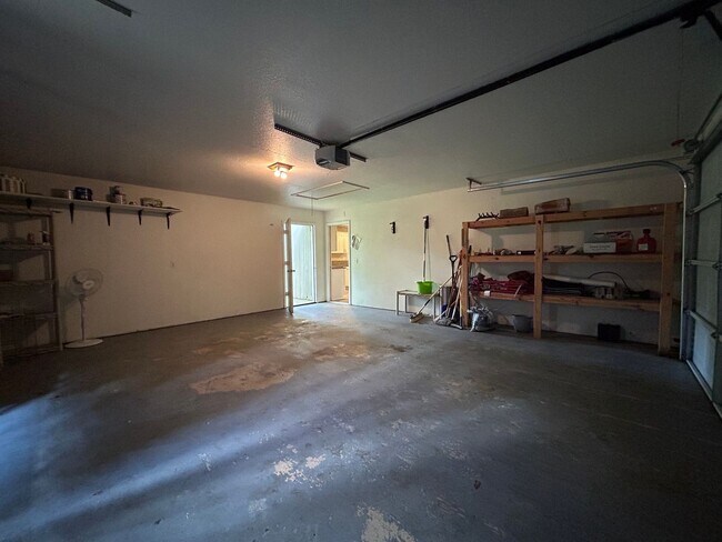 Building Photo - One level 3 bed/2 bath spacious home with ...