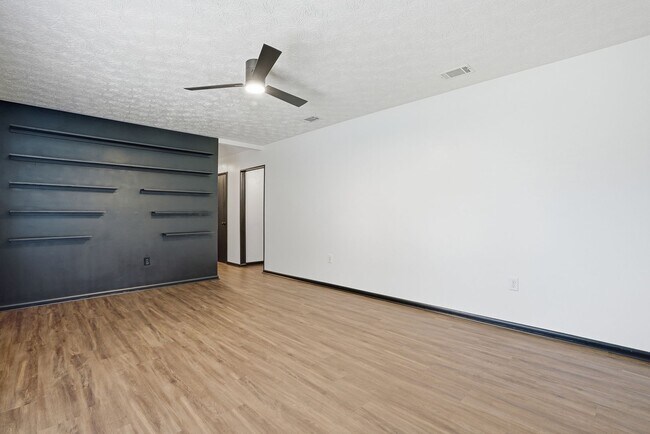 Building Photo - 703 Pineview Ct