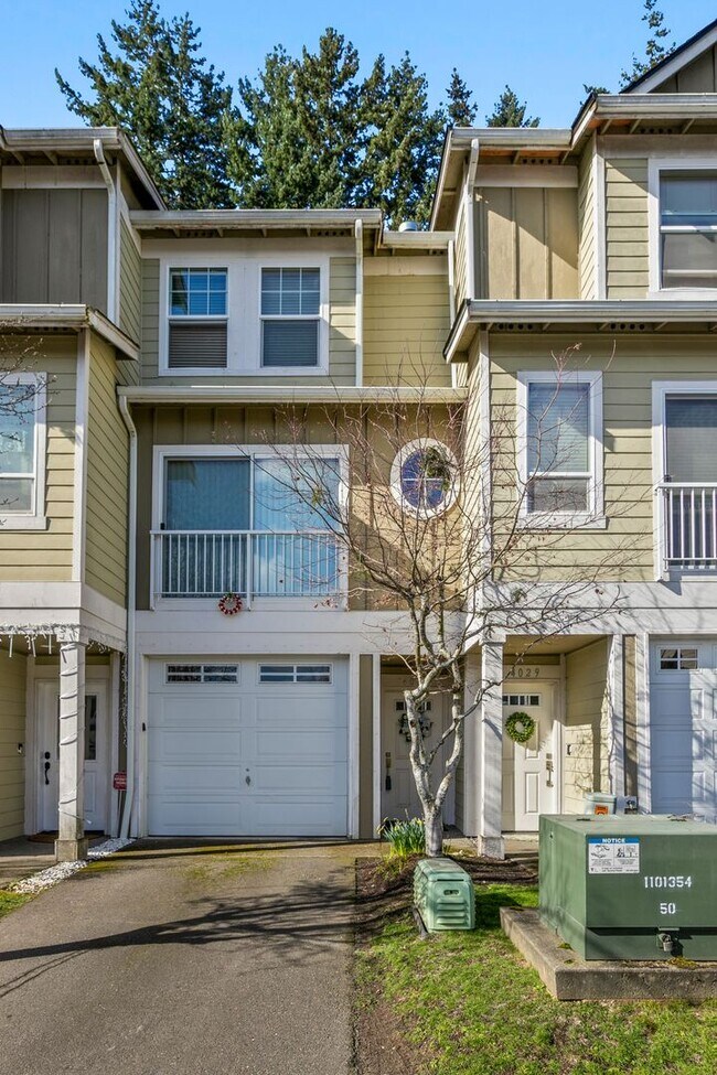Building Photo - Beautiful 3 bedroom townhome