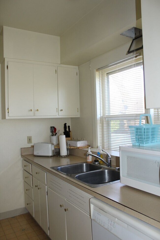 Building Photo - Fully Furnished!