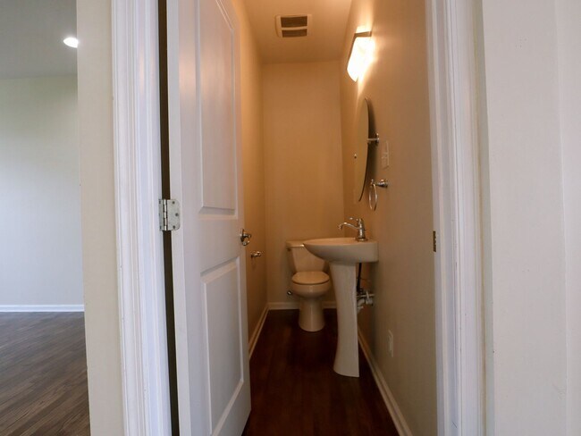 Building Photo - 4BR Corner Townhome in West Broad Village