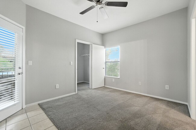 Building Photo - Northwest Condo with Modern Finishes & Gre...