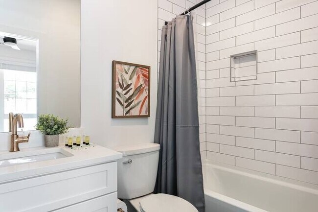 Building Photo - 738 Douglas Ave