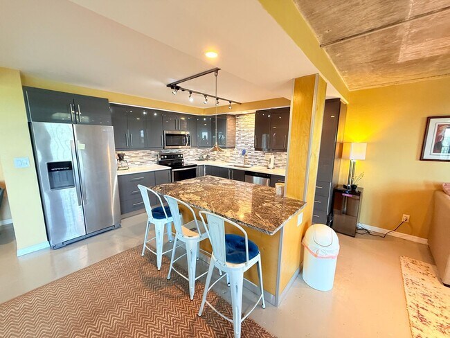 Building Photo - Huge Loft-Style 1 bed 1.5 Bath for Rent in...