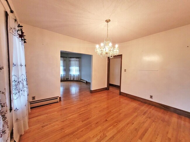 Building Photo - 168 Elm St