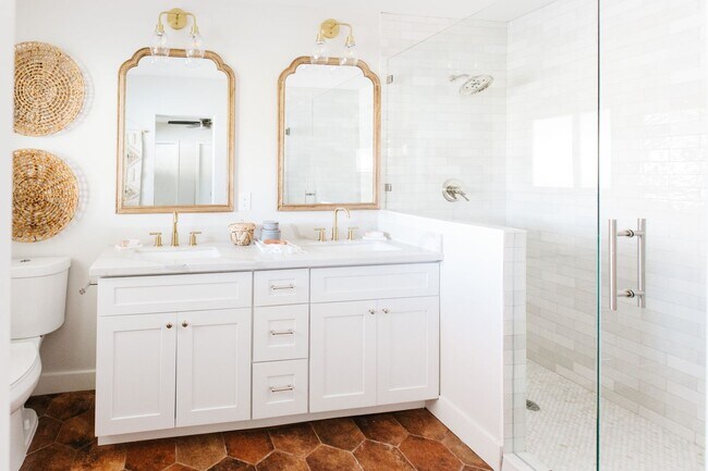 Primary Photo - Stunning Remodel near Old Town!