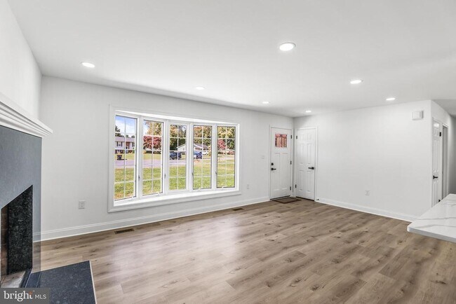 Building Photo - 313 Windsor Ct