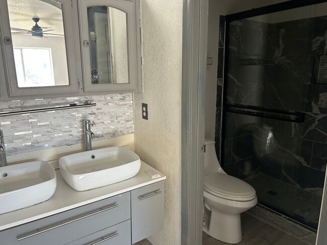 Building Photo - MOVE-IN READY!