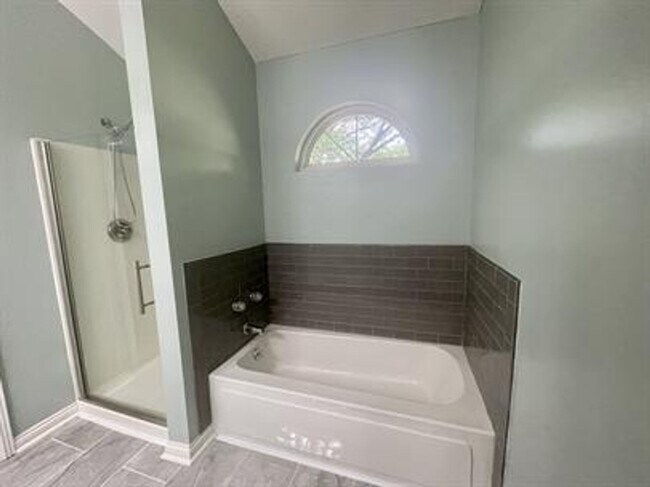 Building Photo - 3 bedroom 1 bath home with a basement and garage!