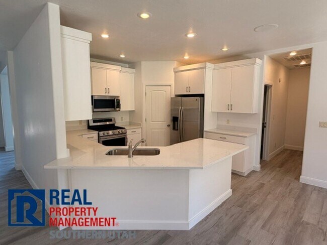 Building Photo - Legacy Townhome