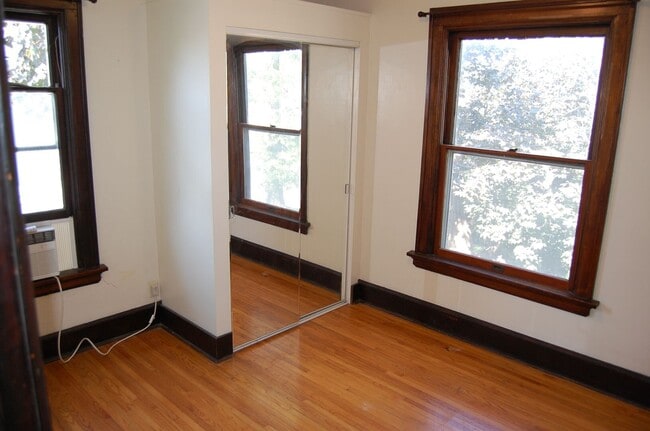 Building Photo - Cozy 2nd floor apt in Near South!