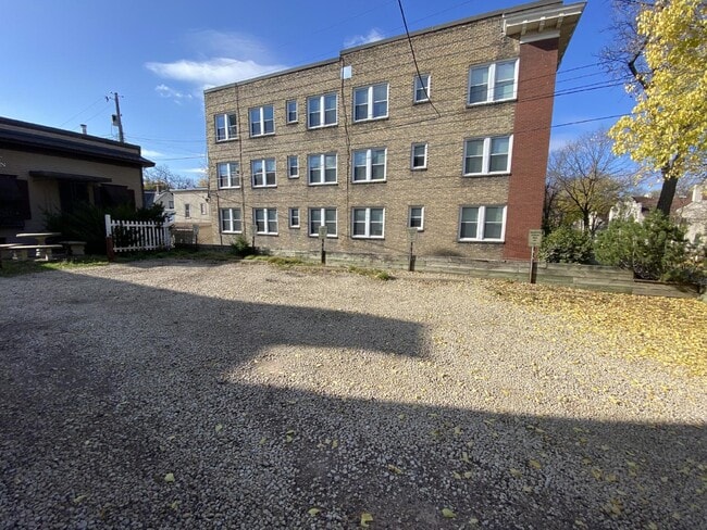 Building Photo - 1 Bed 1 Bath Historic Preserved Douglas Apartments in Desirable Lowry Hill Available April 1st.