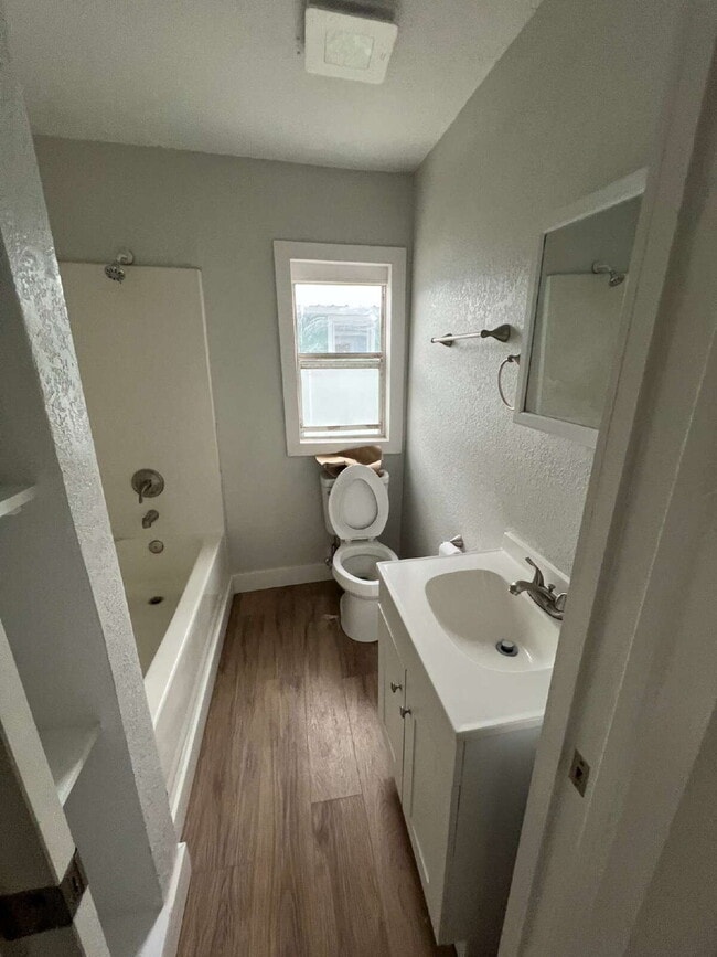 Building Photo - 3BR/1BA Home in Fort Myers with Large Detached Garage 20x25