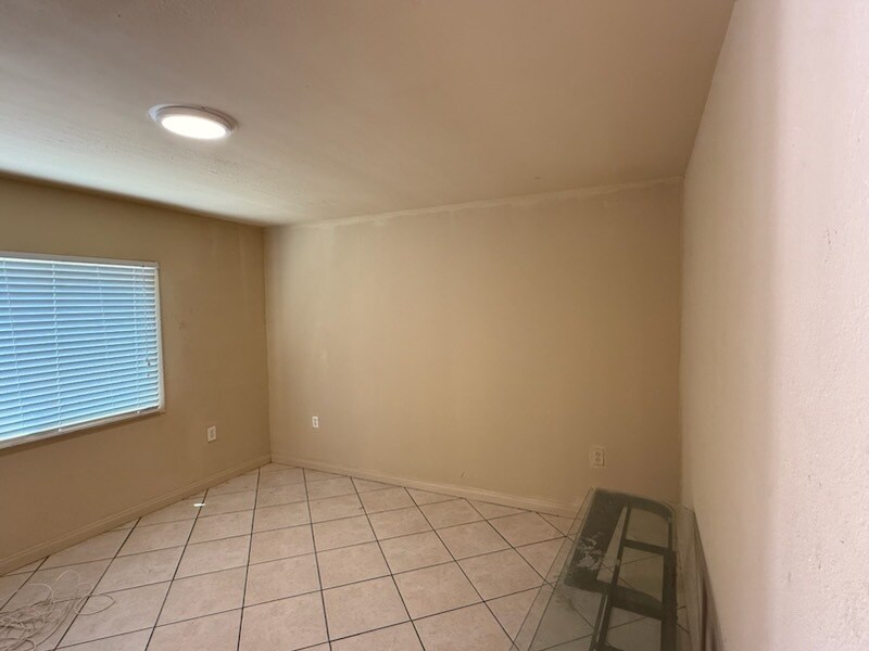 Building Photo - 1801 1/2 Tyler Ave