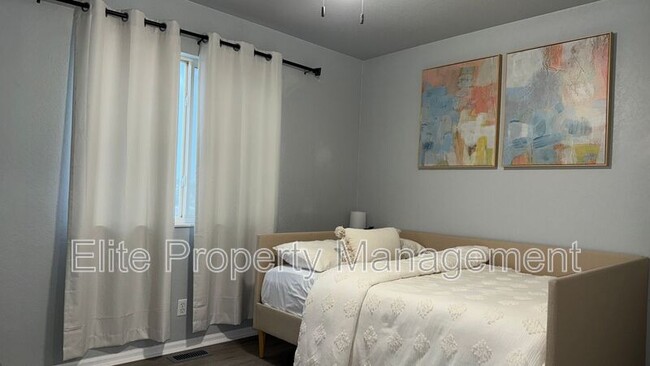 Building Photo - 1150 S Los Charros Dr