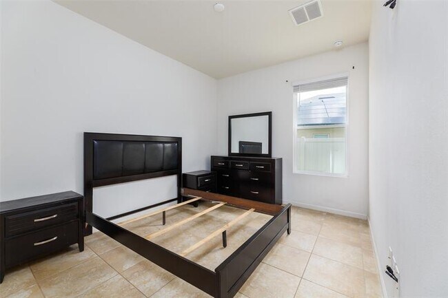 Building Photo - 632 Stonebriar Dr