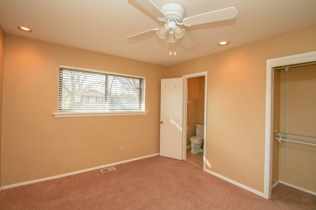 Building Photo - 2 Bed | 2 Bath in South Tulsa!