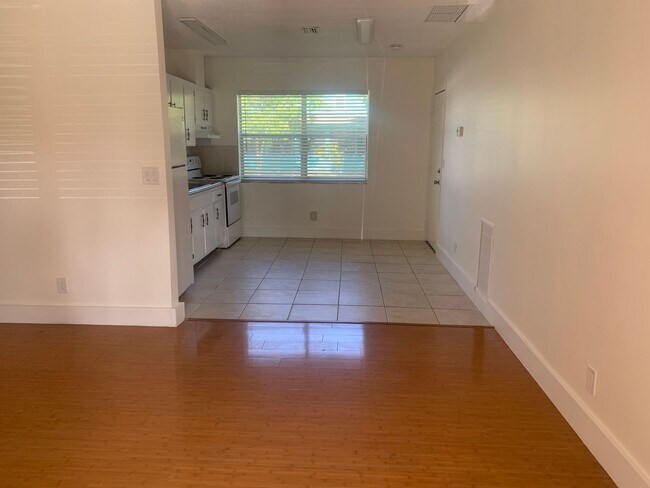 Building Photo - 2 BEDROOMS 1 BATHROOM IN AREA OF RIVERLAND