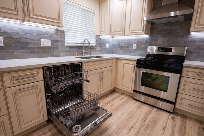 Building Photo - 1637 N Allen Ave