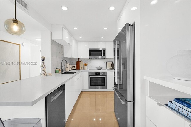 Building Photo - 1605 Bay Rd