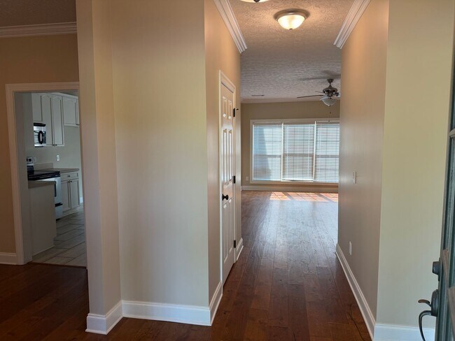 Building Photo - Cozy Condo in Gardens at Gatewood!