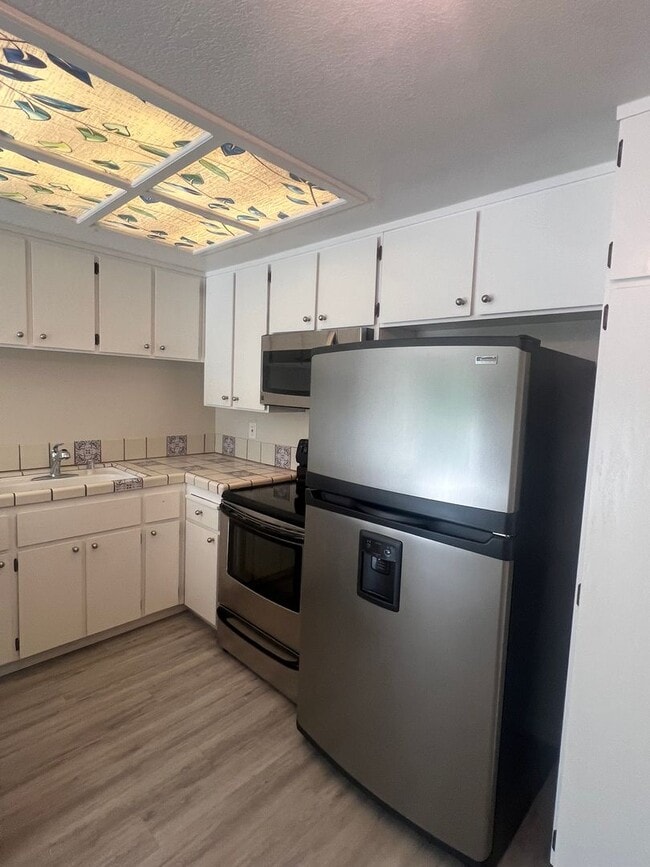 Building Photo - Extremely Well Maintained Upstairs 1/1 Condo Near Light Rail Now Available!