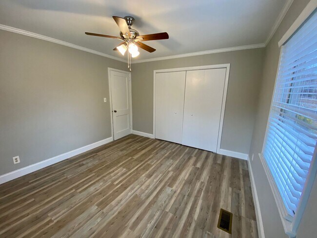 Building Photo - West AVL - Remodeled and Ready!