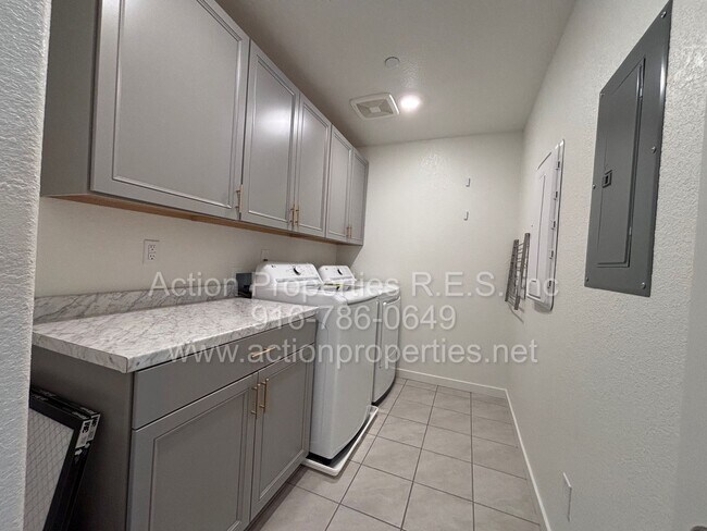 Building Photo - West Roseville - Gorgeous 3 Bed, 2.5 Bath Home - Close to Parks, Shopping, and Top Rated Schools!