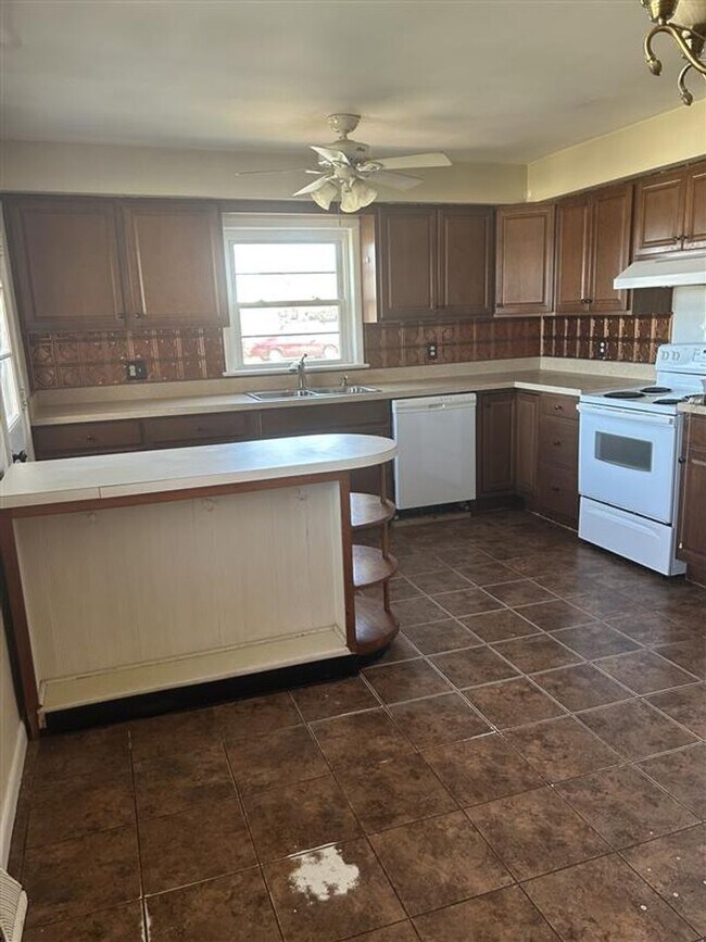 Building Photo - 4 Bedroom home for Rent!! This house is being renovated**