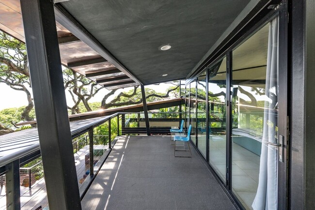 Building Photo - Tantalus Glass House: Modern Luxury with S...