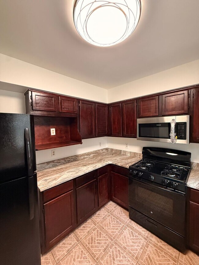 Building Photo - Three Bedroom Beautiful Home Available