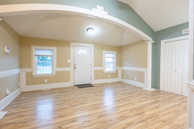 Building Photo - Cozy 3 BR/2 BA Single-Family Home in Halet...